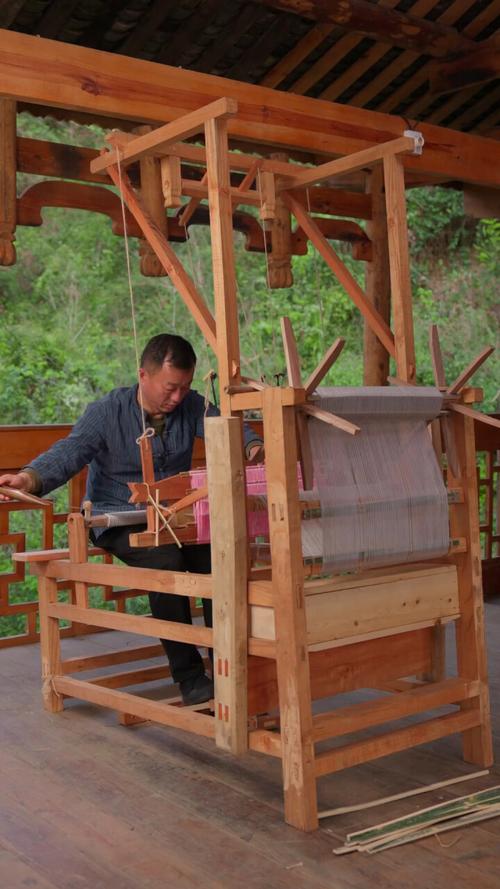 小时候记忆中的古老木织布机