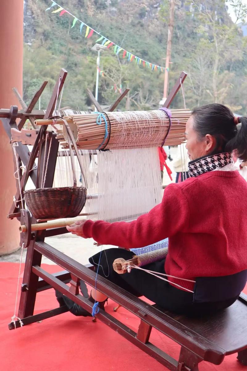 小时候记忆中的古老木织布机